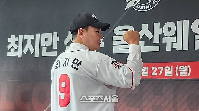 메이저리그(ML) 출신 최지만이 27일 울산 문수구장에서 열린 울산 웨일즈 입단식에서 포즈를 취하고 있다. 울산 | 김민규 기자 kmg@sportsseoul.com