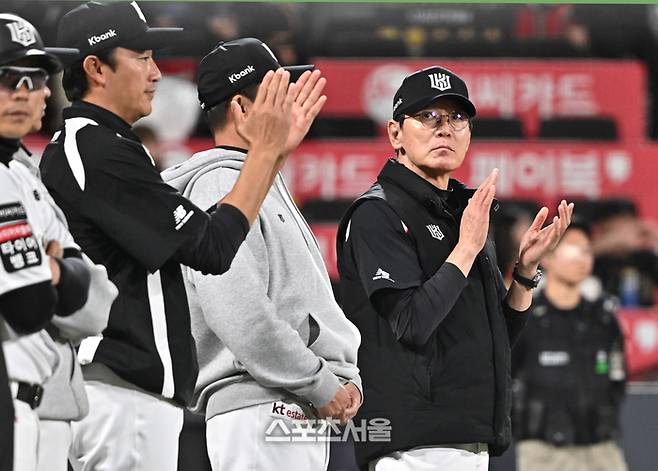 KT 이강철 감독(오른쪽)이 23일 수원 KT위즈파크에서 열린 2026 KBO리그 KIA와 경기에서 8-3으로 승리하며 3연승을 기록한 뒤 선수들에게 박수를 보내고 있다. 수원 | 박진업 기자 upandup@sportsseoul.com