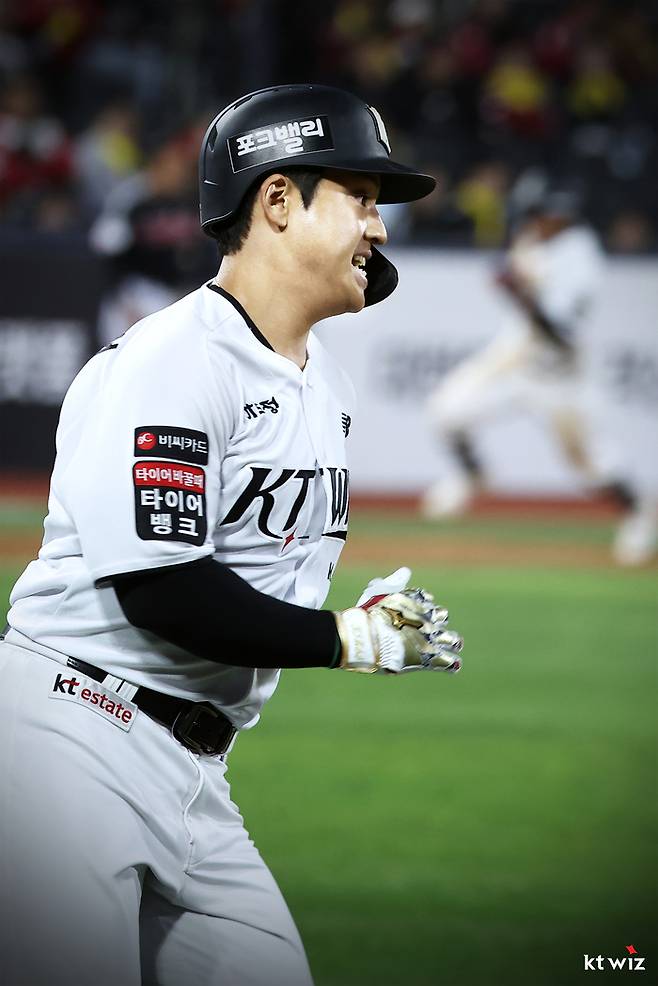 KT 강민성이 28일 수원케이티위즈파크에서 열린 2026 KBO리그 정규시즌 LG와 경기에서 10회말 끝내기 안타를 때린 후 기뻐하고 있다. 사진 | KT 위즈