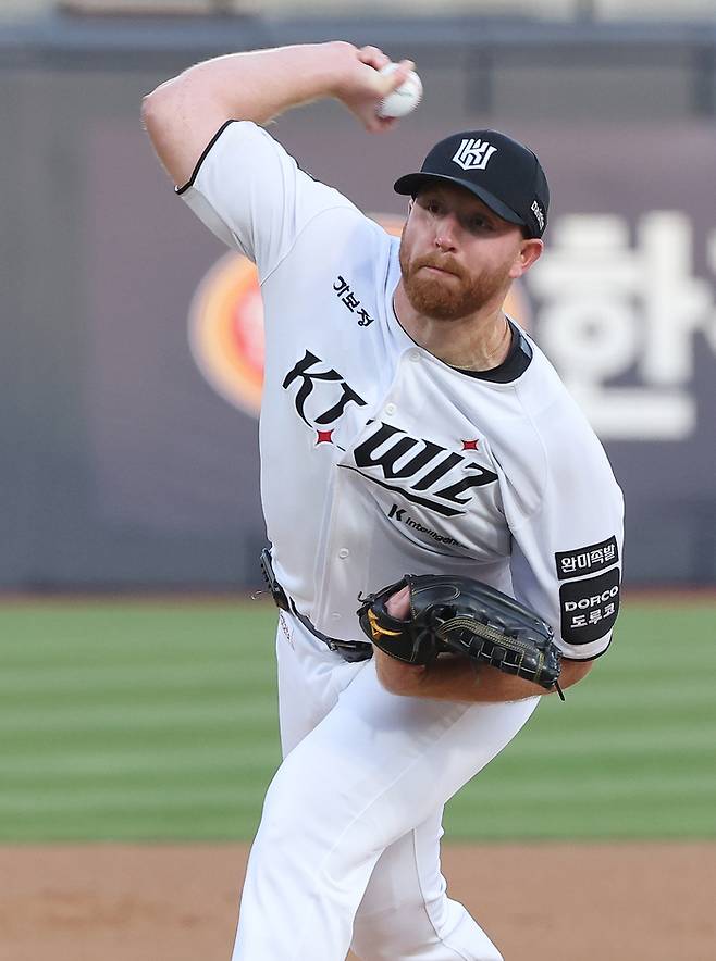 KT 사우어가 28일 수원케이티위즈파크에서 열린 2026 KBO리그 LG와 경기에 선발 등판해 역투하고 있다. 사진 | 수원=연합뉴스