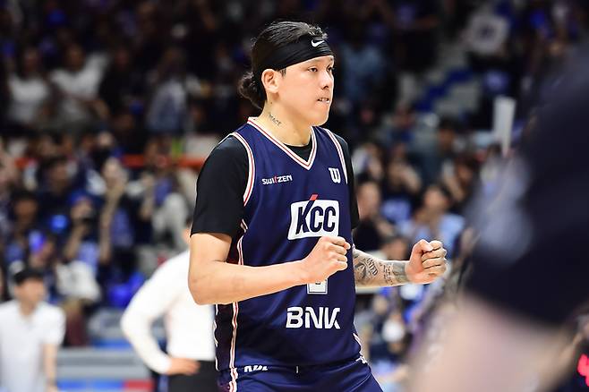 KCC 최준용이 28일 부산 사직실내체육관에서 열린 2025~2026 LG전자 프로농구 4강 플레이오프(PO) 3차전 정관장전에서 환호하고 있다. 사진 | KBL