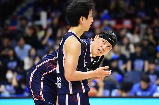 KCC 최준용이 28일 부산 사직실내체육관에서 열린 2025~2026 LG전자 프로농구 4강 플레이오프(PO) 3차전 정관장전에서 허훈과 대화하고 있다. 사진 | KBL
