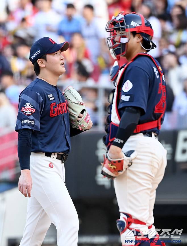 26일 광주KIA챔피언스필드에서 열린 롯데와 KIA의 경기. 9회말 1사 만루 최준용 손성빈 배터리가 5대5 동점을 허용하며 아쉬워하고 있다. 광주=허상욱 기자wook@sportschosun.com/2026.04.26/