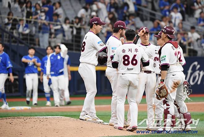 26일 오후 서울 고척스카이돔에서 열린 삼성-키움전. 시리즈 3연전을 모두 승리한 키움 선수들이 환호하고 있다. 고척=정재근 기자 cjg@sportschosun.com/2026.4.26/