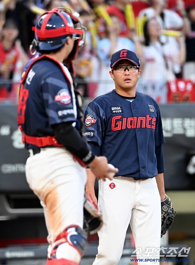 25일 광주KIA챔피언스필드에서 열린 롯데와 KIA의 경기. 5회말 2사 1,3루 박세웅이 김도영에 역전 2타점 2루타를 내주며 아쉬워하고 있다. 광주=허상욱 기자wook@sportschosun.com/2026.04.25/