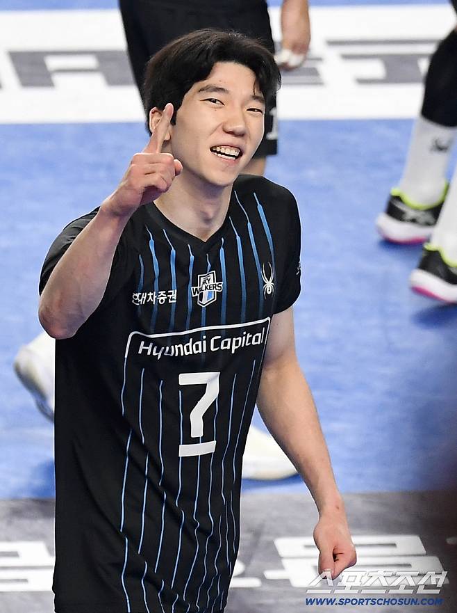 8일 천안 유관순체육관에서 열린 배구 V리그 남자부 챔피언결정전 4차전 현대캐피탈과 대한항공의 경기. 득점 후 기뻐하는 현대캐피탈 허수봉. 천안=송정헌 기자songs@sportschosun.com/2026.04.08/