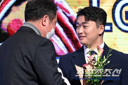 2022 KBO 시상식이 17일 웨스틴조선 서울에서 열렸다. 세이브상을 수상한 LG 고우석이 차명석 단장에 축하를 받고 있다. 허상욱 기자wook@sportschosun.com/2022.11.17/