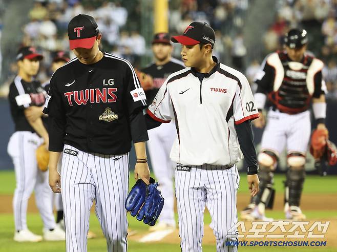 24일 잠실야구장에서 열린 LG와 두산의 경기. 9회 마운드에 올라 1아웃 잡고 통증을 호소하며 자진 강판한 LG 마무리 유영찬. 잠실=송정헌 기자songs@sportschosun.com/2026.04.24/