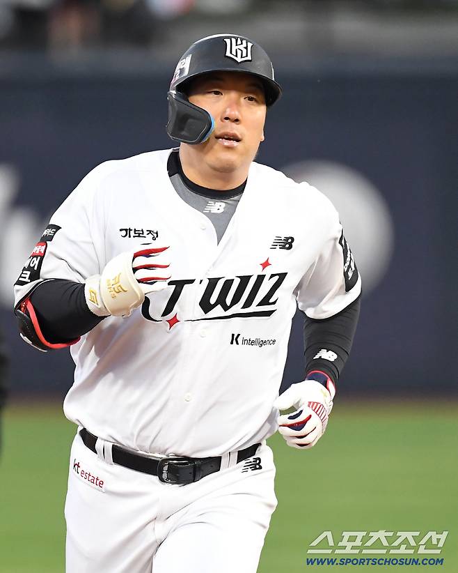 21일 수원 케이티위즈파크에서 열린 KT와 KIA의 경기. 1회말 KT 김현수가 KIA 김태형을 상대로 투런홈런을 날렸다. 그라운드를 돌고 있는 김현수. 수원=송정헌 기자songs@sportschosun.com/2026.04.21/