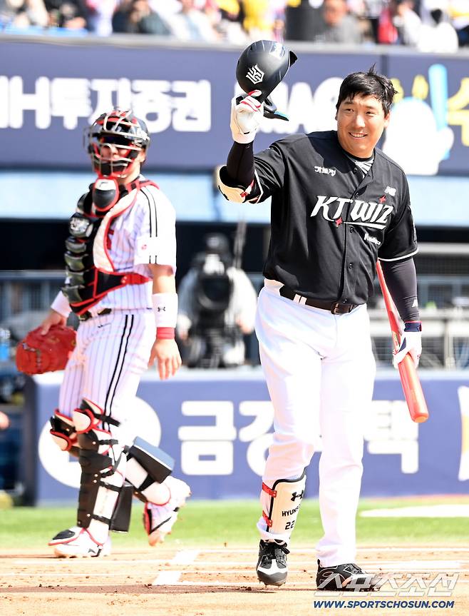 28일 잠실야구장에서 열린 KT와 LG의 개막전. 1회말 KT 김현수가 타석에 나서 1루 관중석의 LG 팬과 더그아웃에 인사하고 있다. 잠실=허상욱 기자wook@sportschosun.com/2026.03.28/