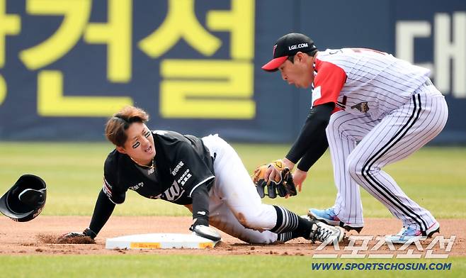 29일 잠실구장에서 열린 LG와 KT의 경기. 1회초 무사 1루 KT 최원준의 2루 도루를 LG 유격수 오지환이 차단하고 있다. 잠실=박재만 기자 pjm@sportschosun.com/2026.03.29/