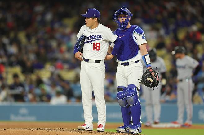 Los Angeles Dodgers starting pitcher Yoshinobu Yamamoto, left, meets with catcher Will Smith, right, during the fourth inning of a baseball game against the Miami Marlins, Monday, April 27, 2026, in Los Angeles. (AP Photo/Ryan Sun)







<저작권자(c) 연합뉴스, 무단 전재-재배포, AI 학습 및 활용 금지>