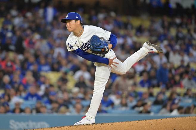 Apr 27, 2026; Los Angeles, California, USA; Los Angeles Dodgers pitcher Yoshinobu Yamamoto (18) pitches against the Miami Marlins in the second inning at Dodger Stadium. Mandatory Credit: Jayne Kamin-Oncea-Imagn Images







<저작권자(c) 연합뉴스, 무단 전재-재배포, AI 학습 및 활용 금지>