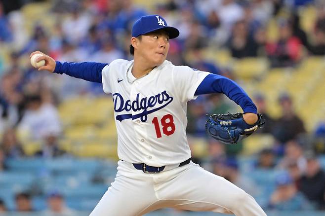 Apr 27, 2026; Los Angeles, California, USA; Los Angeles Dodgers pitcher Yoshinobu Yamamoto (18) pitches against the Miami Marlins in the first inning at Dodger Stadium. Mandatory Credit: Jayne Kamin-Oncea-Imagn Images







<저작권자(c) 연합뉴스, 무단 전재-재배포, AI 학습 및 활용 금지>