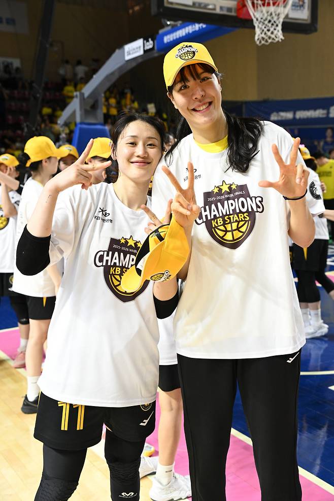 강이슬과 박지수. 사진제공=WKBL