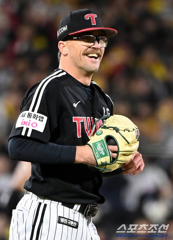 28일 수원KT위즈파크에서 열린 LG와 KT의 경기, 6회말 1사 2,3루 웰스가 김현수를 투수 앞 땅볼로 잡아낸 후 미소짓고 있다. 수원=허상욱 기자wook@sportschosun.com/2026.04.28/