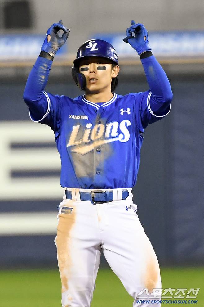 28일 잠실구장에서 열린 두산과 삼성의 경기. 5회 2사 2루 삼성 김성윤이 적시타를 날린 뒤 환호하고 있다. 잠실=박재만 기자 pjm@sportschosun.com/2026.04.28/