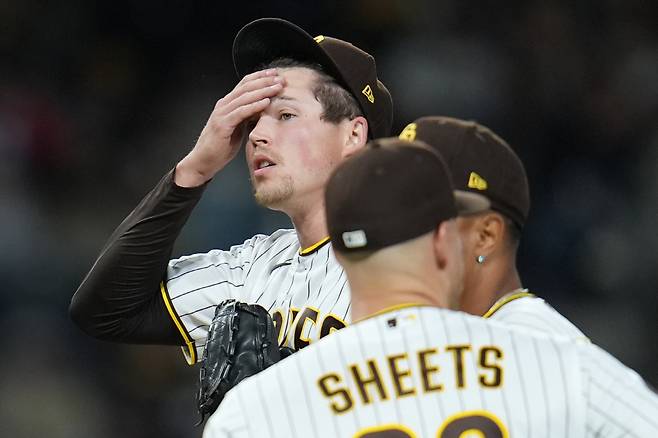 San Diego Padres relief pitcher Mason Miller reacts as the team gathers for a mound visit during the ninth inning of a baseball game against the Chicago Cubs Monday, April 27, 2026, in San Diego. (AP Photo/Gregory Bull)







<저작권자(c) 연합뉴스, 무단 전재-재배포, AI 학습 및 활용 금지>