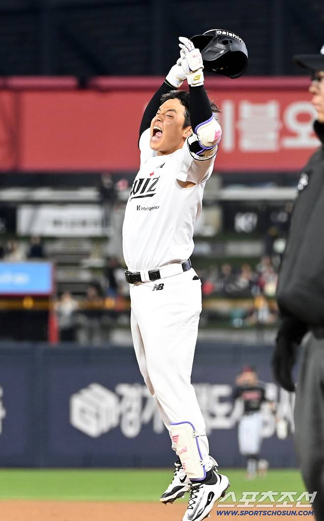 28일 수원KT위즈파크에서 열린 LG와 KT의 경기, 연장10회말 KT 강민성이 끝내기 안타를 치고 환호하고 있다. 수원=허상욱 기자wook@sportschosun.com/2026.04.28/