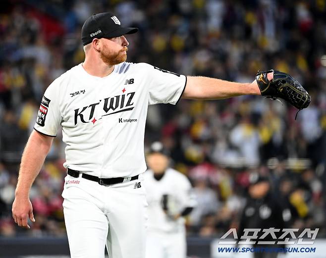 28일 수원KT위즈파크에서 열린 LG와 KT의 경기, 3회초 1사 1루 사우어가 오스틴을 병살로 처리해 이닝을 끝낸 후 수비진을 향해 손짓하고 있다. 수원=허상욱 기자wook@sportschosun.com/2026.04.28/