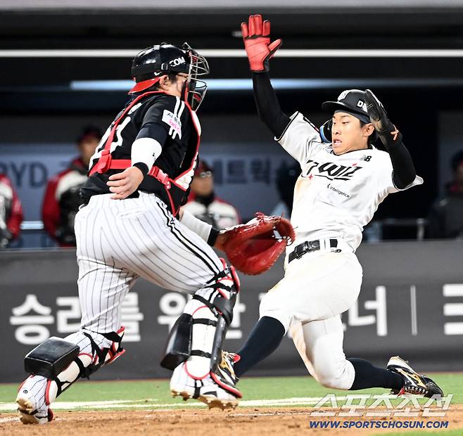 28일 수원KT위즈파크에서 열린 LG와 KT의 경기, 7회말 2사 2,3루 김민혁의 2타점 역전타때 2루주자 유준규가 홈으로 파고들어 세이프되고 있다. 수원=허상욱 기자wook@sportschosun.com/2026.04.28/