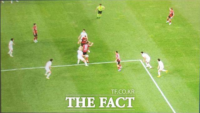 지난 4월 21일 FC서울-부천FC전에서 전반 29분 부천 진영 페널티박스 외곽선상에서 수비를 하던 부천 미드필더 카즈의 손에 공이 닿고 있다./쿠팡플레이