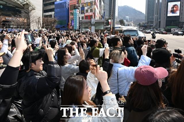 BTS가 프랑스 음악 시장에서 또 하나의 기록을 세웠다. 정규 5집 ‘아리랑’이 앨범 부문 ‘플래티넘’ 인증을 획득했다. 사진은 ‘아리랑’(ARIRANG)이 발매된 지난달 20일 팬들이 서울 중구 신세계백화점 본점 미디어 파사드 ‘신세계스퀘어’에서 송출되는 BTS의 ’Swim’ 뮤직비디오를 촬영하고 있다. /김성렬 기자