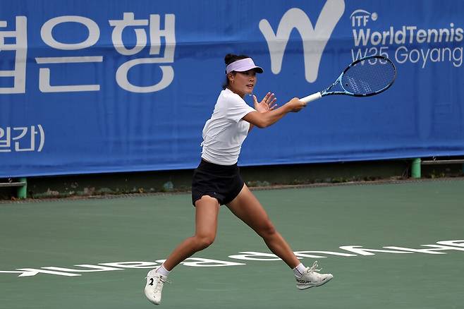 강하게 스트로크하는 홍예리