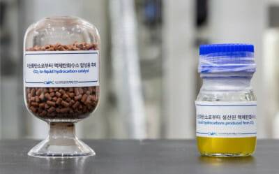 이산화탄소 수소화 촉매(왼쪽)와 이산화탄소로부터 생산된 액체 탄화수소.(사진=한국화학연구원)