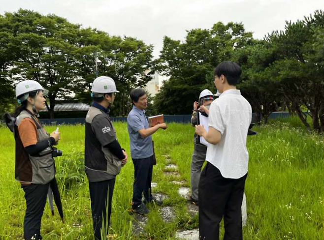 모니터링 후속 조치를 제시하는 국가유산돌봄 전문관.