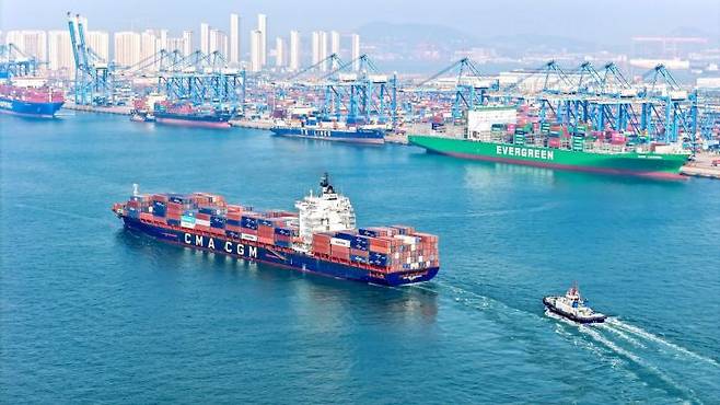 중국 산둥성 칭다오항에서 출항하는 선박. AFP연합뉴스