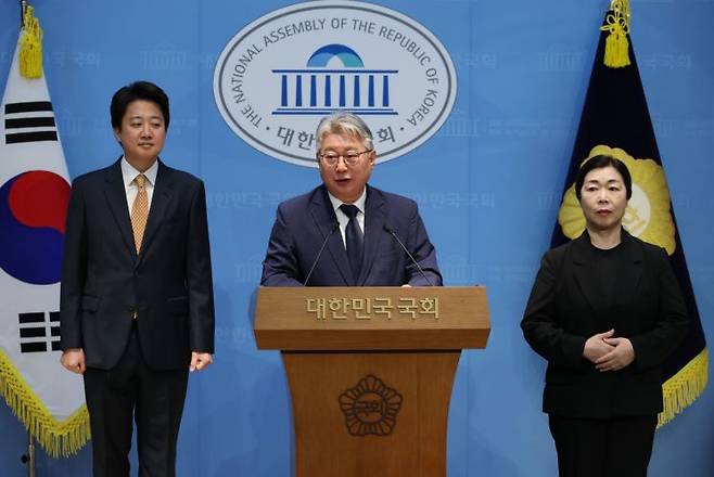개혁신당 경기도지사 후보로 출마하는 조응천 전 의원이 28일 국회 소통관에서 출마 기자회견을 하고 있다. 연합뉴스
