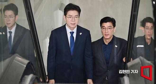 정원오 더불어민주당 6·3 지방선거 서울시장 후보가 10일 서울 여의도 국회 소통관 기자회견장으로 들어서고 있다. 2026.4.10 김현민 기자