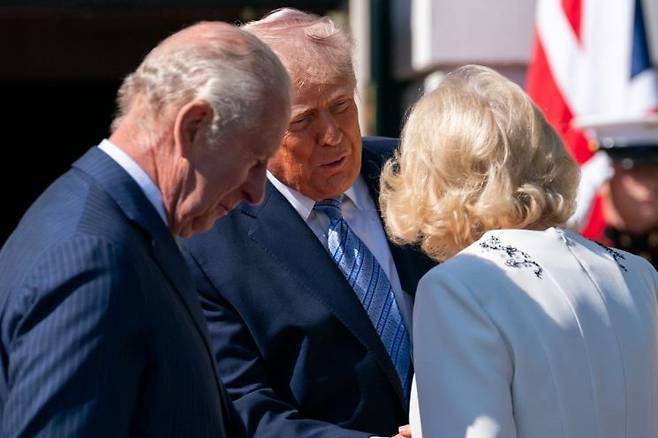 영국의 찰스 3세 국왕과 카밀라 왕비가 27일(현지시간) 미국 워싱턴DC 백악관에 도착해 도널드 트럼프 대통령과 멜라니아 여사의 환영을 받고 있다. UPI, 연합뉴스