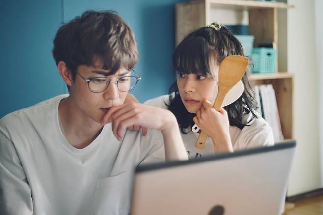 영화 '사토상과 사토상'에서 착하고 성실한 고시생 남친 사토상은 번번이 사시에 떨어집니다. 착하고 성실한 여친 사토상은 그의 공부를 도와주려고 시작했다가 단번에 붙어버려요. 누구는 아무리 해도 안 되고 누구는 한 번에 되고. 이 차이만으로도 잔인한데 게다가 둘이 연인. 이제 두 사람은 어떻게 될까요./엣나인필름