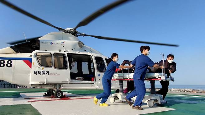 제주한라병원은 제주 지역에서 유일하게 응급의료전용헬기(닥터헬기)를 운영하고 있다. 제주한라병원은 소방과 해양경찰, 경찰 항공대와 협력하는 ‘포윙스(4 Wings)’ 체계를 통해 야간 및 재난 상황에서도 빈틈없는 항공 이송 시스템을 가동하고 있다./제주한라병원