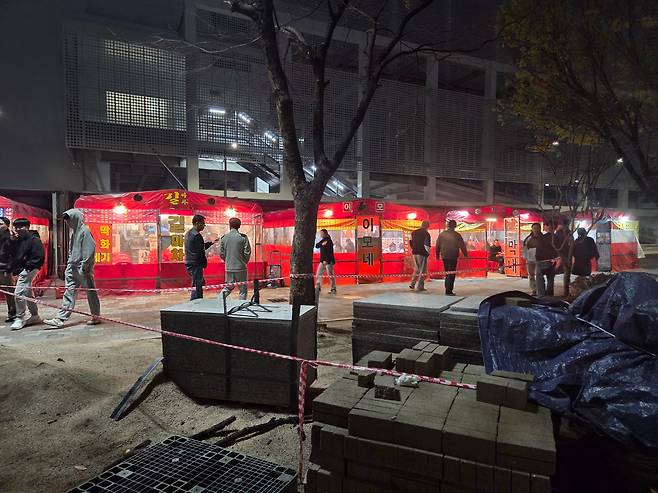 지난 10일 오후 8시 서울 4호선 창동역 1번 출구 앞에서 무허가 포장마차들이 술과 안주를 팔고 있다.이달 말 창동역 GTX-C 역사 착공으로 노점을 비워야 하지만, 상인들은 “대체 부지를 마련해주지 않으면 단체 행동에 나서겠다”며 버티고 있다./윤성우 기자