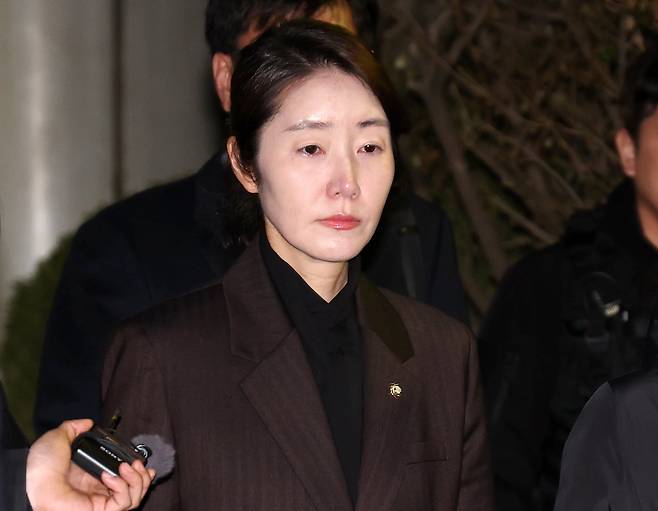 '1억 공천헌금' 의혹을 받는 강선우 무소속 의원이 지난 3월 3일 오후 서울 서초구 중앙지법에서 열린 구속 전 피의자 심문을 마친 뒤 법정을 나서고 있다. /뉴스1