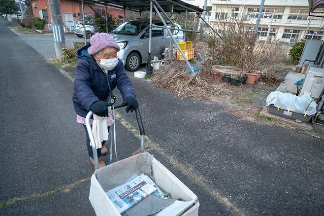 30년 넘게 새벽 신문 배달을 이어온 일본의 92세 여성이 기네스 월드 레코드 ‘세계 최고령 여성 신문 배달원’ 기록을 세웠다. ⓒ뉴시스