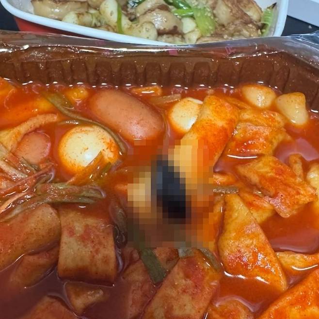 배달 떡볶이에 들어있는 바퀴벌레. 스레드 캡처