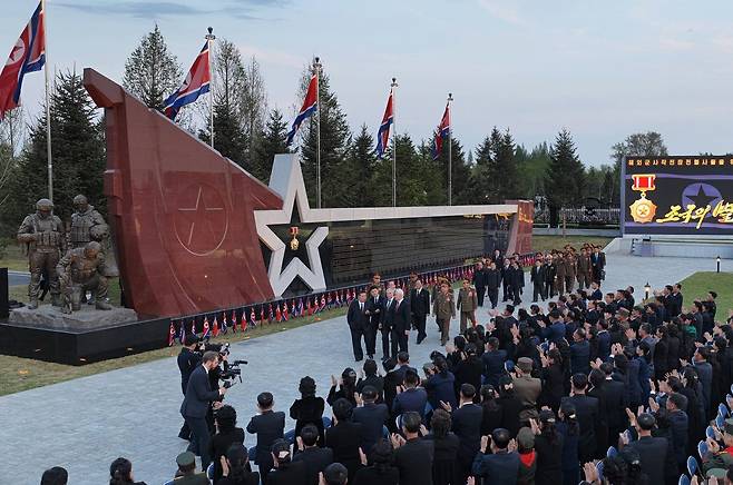 26일 평양에서  ‘해외군사작전 전투위훈기념관(러시아 쿠르스크 파병기념관)’ 준공식에서 김정은 북한 국무위원장과 안드레이 벨로우소프 러시아 국방장관 등 북한과 러시아 관계자들이 전사자 이름이 새겨진 대형 명판 앞을 지나고 있다. 노동신문 뉴스1