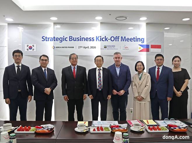 (왼쪽)두번째부터 세티아디 GDM 대표, 덱사 마커스 디렉터, 강덕영 한국유나이티드제약 대표, 아라곤 퀄리메드 대표, 김귀자 한국유나이티드제약 부사장, 긱 퀄리메드 부사장. 한국유나이티드제약 제공