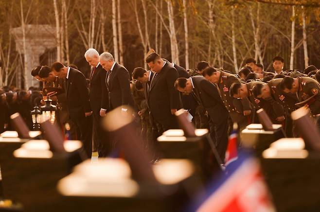 북한 노동당 기관지 노동신문은 27일 “김정은 노동당 총비서와 블라디미르 콜로콜체프 장관이 이끄는 러시아 내무부 대표단이 26일 평양에서 진행된 해외군사작전 전투위훈기념관을 찾아 전사자들을 애도했다”라고 보도했다. 노동신문 뉴스1