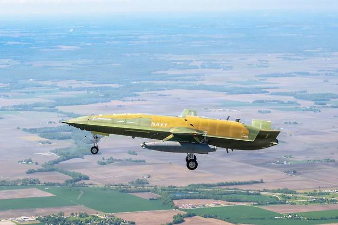 미 해군의 MQ-25A ‘스팅레이’ 무인항공기가 지난 25일(현지 시간) 미국 일리노이주 마스쿠타에 위치한 보잉 시설에서 첫 비행을 하고 있다. 보잉 제공