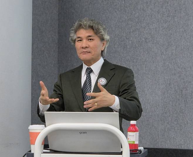 27일 서울에서 열린 간담회에서 이창준 기초과학연구원(IBS) 기억및교세포 연구단장이 발표하고 있다. 이병구 기자 2bottle9@donga.com