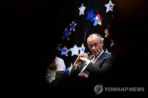 독일 김나지움을 방문한 프리드리히 메르츠 독일 총리. 로이터 연합뉴스.