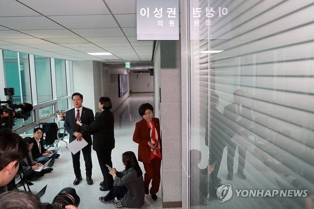 국민의힘 개혁 성향 의원 모임 ‘대안과 미래’ 소속 송석준 의원이 28일 국회의원회관에서 ‘대안과 미래’ 의원들과의 조찬 회동에 참석하며 취재진 질문에 답하고 있다. 오른쪽은 회동에 참석하는 국민의힘 조은희 의원.  연합뉴스