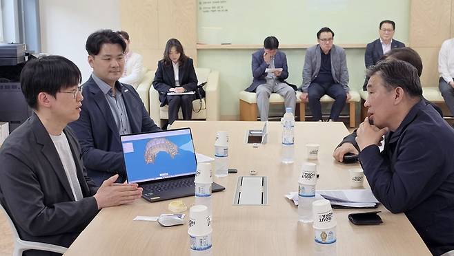 최승재 중소기업 옴부즈만이 28일 광주시 북구 중소벤처기업진흥공단 청년창업사관학교에서 청년창업가의 애로사항을 청취하고 있다.