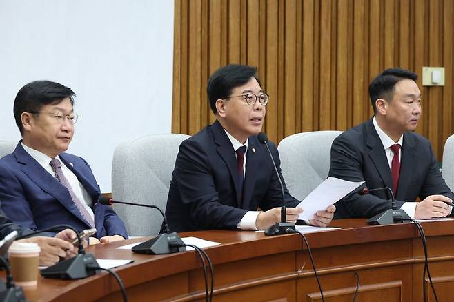 송언석 국민의힘 원내대표가 28일 서울 여의도 국회에서 열린 원내대책회의에서 발언하고 있다.뉴시스