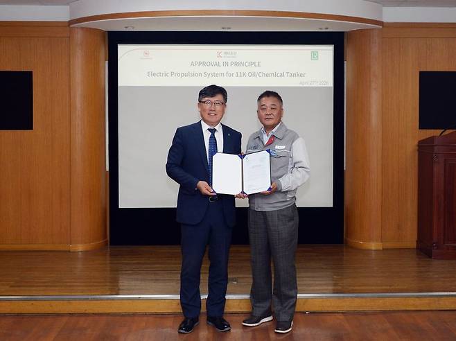 지난 27일 영국 로이드 선급 김영두 부사장, 케이조선 기술부문장 고태현 전무(왼쪽부터)가 포즈를 취하고 있다. 케이조선 제공